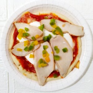 マッスルデリのプロテインピザスモークチキンと5種チーズのピザ